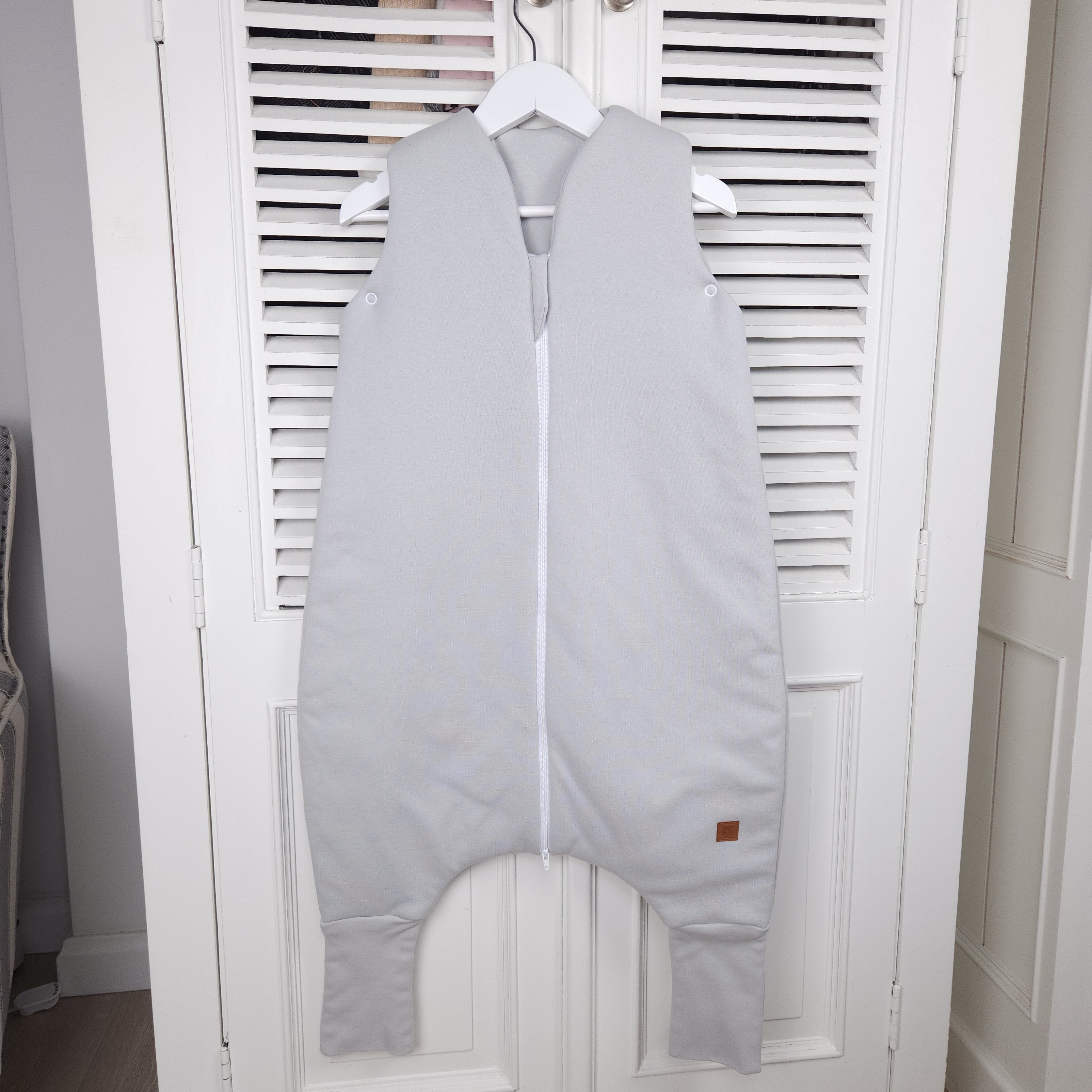 MimiNu Lett Sovepose med ben – Grey