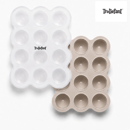 Trollefant fryseform i beige med 12 runde rom, sett ovenfra og delvis dekket av gjennomsiktig lokk med logo på hvit bakgrunn