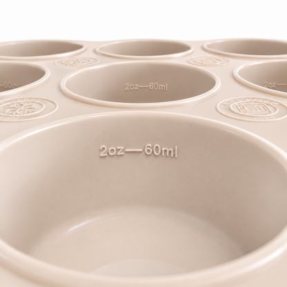 Nærbilde av Trollefant fryseform i beige med preget 2oz, 60ml-merking i koppene og snøfnugg-symboler mellom dem