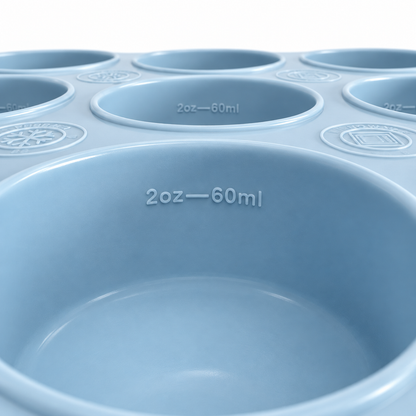 Nærbilde av blå Trollefant fryseform med 2oz, 60ml-merking i koppene og pregede symboler for fryser og mikrobølgeovn