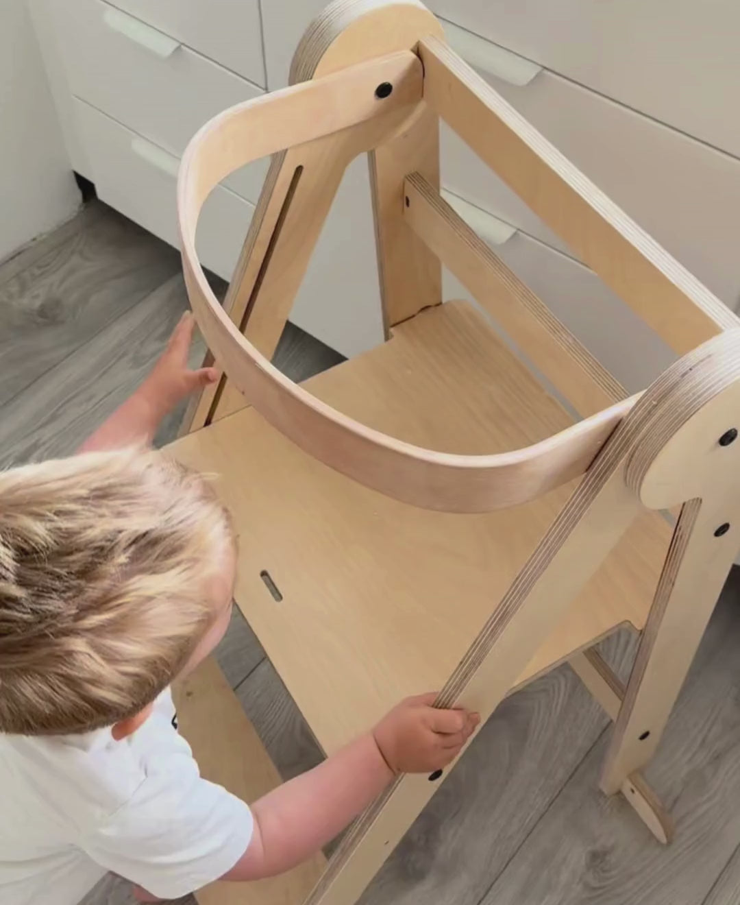 Tower Fold – fleksibel, sammenleggbar kjøkkenhjelper, natur